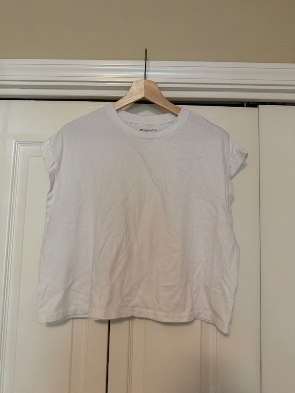 Abercrombie & Fitch Essential Cropped Tee